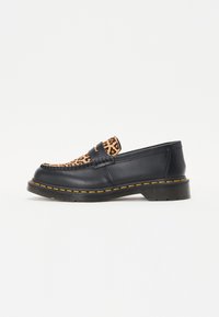 Zwarte leren loafers met een panterprint suède paneel, gele stiksels en een doorgestikte moccasin-stijl neus met een lage hak.