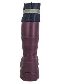 Donkerrode rubberen laars met een gestructureerde afwerking, voorzien van een marineblauwe stoffen boord en twee reflecterende strepen langs de bovenzijde.