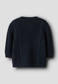 Mørkeblå strikket sweater med et tekstureret, ribstrikket mønster, rund halsudskæring og lange ærmer. Har en afslappet pasform og ribstrikket kant.