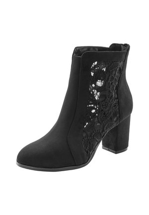 Schwarze Knöchel-Stiefel mit einer strukturierten Wildleder-Oberfläche, die seitliche Schnür-Ausschnitte und einen stabilen Blockabsatz aufweisen.