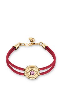 Pulsera de cuero roja que presenta un colgante ovalado central en tono dorado con una piedra preciosa rosa. El diseño incluye dos tiras de cuero y herrajes dorados.