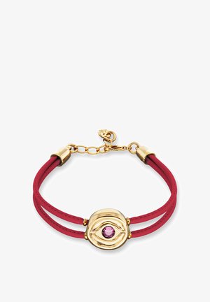 Bracelet en cuir rouge avec un médaillon ovale central doré orné d'une pierre précieuse rose. Le design comprend deux lanières en cuir et des éléments métalliques dorés.