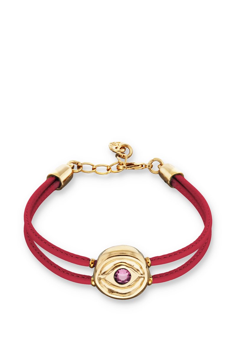 Pulsera de cuero roja que presenta un colgante ovalado central en tono dorado con una piedra preciosa rosa. El diseño incluye dos tiras de cuero y herrajes dorados.