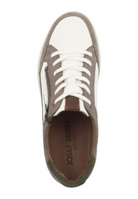 Zapatilla con cordones con parte superior de cuero marrón y textil crema. Presenta una cremallera lateral, acento de cuero marrón y detalle en talón de ante verde.