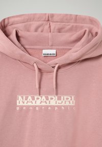 Sudadera con capucha de color rosa claro con una textura suave, que presenta un logo bordado en blanco "NAPAPIJRI geographic" en el frente y una capucha con cordón ajustable.