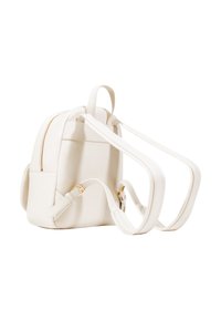 Zaino in ecopelle bianca con zip e accessori dorati, dotato di spallacci regolabili e una forma arrotondata e snella.