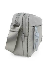 Bolso cruzado de nylon gris con cremalleras dobles, correa ajustable y acentos texturizados. Presenta una lengüeta lateral y un diseño aerodinámico.