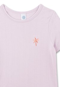 Lila T-Shirt mit gerippter Textur und Rundhalsausschnitt, das auf der linken Seite einen kleinen gestickten orangefarbenen Palmenbaum zeigt.