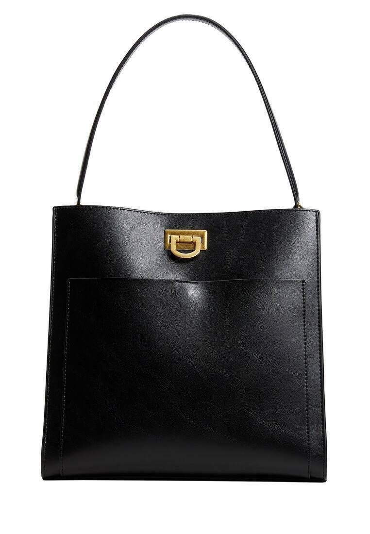 Borsa tote in pelle nera con una texture liscia. Presenta una chiusura in tonalità oro, una tasca frontale e una sottile tracolla.
