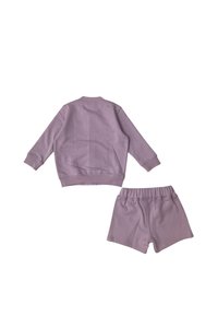 Felpa lilla con maniche lunghe e polsini a coste abbinata a pantaloni shorts coordinati. Texture morbida, design casual, cintura elastica sui pantaloni shorts.