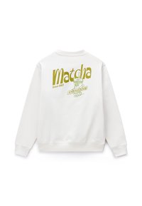 Λευκό φούτερ με κίτρινο γραφικό κείμενο "Matcha Since 1987" και μια απεικόνιση ποτού με καλαμάκι που φέρει την επιγραφή "Ambassador" στην πλάτη.