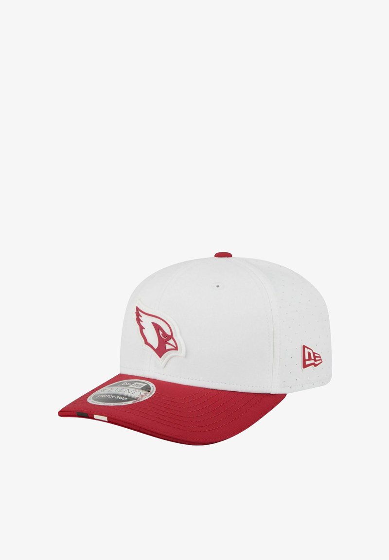 Casquette de baseball blanche avec visière rouge et logo rouge de cardinal sur le devant, logo New Era sur le côté et trous de ventilation sur la couronne.