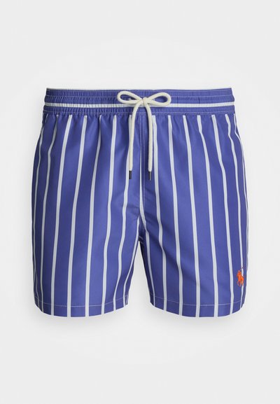 Lilla badeshorts med hvite vertikale striper, elastisk midje, snor for lukking og liten brodert logo nederst til høyre.