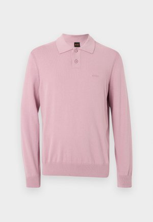 Hosszú ujjú rózsaszín kötött galléros póló két gombbal, bordázott mandzsettával és szegéllyel, valamint enyhén hímzett logóval a mellrészen.