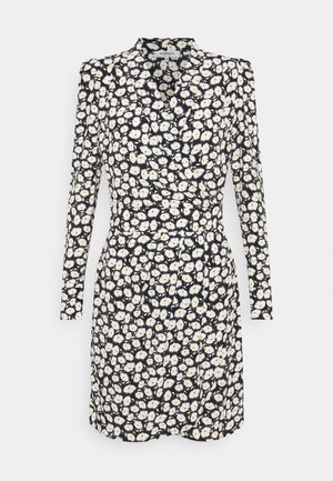 Kukallinen kietaisumekko, jossa on tummansininen tausta valkoisilla ja keltaisilla päivänkakkaroilla, pitkät hihat ja suoristettu vyötärö. Pehmeä kangas, jossa on sileä rakenne.