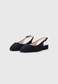 Chaussures slingback en daim bleu marine avec un bout pointu, un petit talon carré et un accent en boucle dorée sur la sangle réglable. Semelle plate.