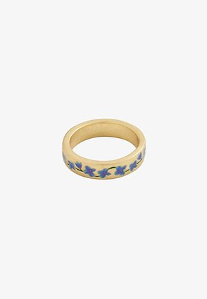 Anello d'oro con un design floreale e fiori di smalto blu che circondano la fascia, finitura liscia e forma arrotondata.