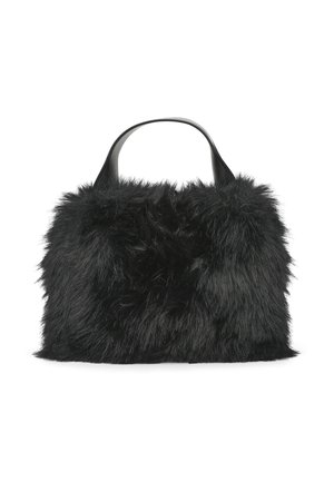 Borsa a tracolla nera coperta da soffice pelliccia sintetica, con una sola tracolla in pelle liscia, su uno sfondo bianco.
