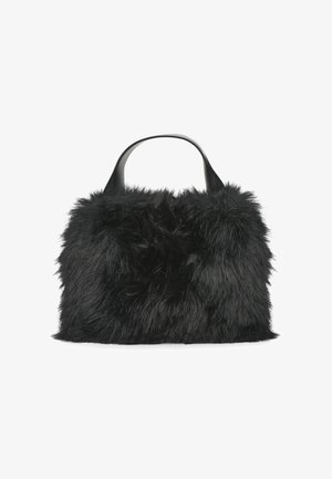 Borsa a tracolla nera coperta da soffice pelliccia sintetica, con una sola tracolla in pelle liscia, su uno sfondo bianco.