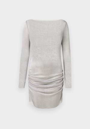 Vestido de manga larga en gris claro, con una tela suave y texturizada que presenta un diseño fruncido en la parte delantera para mayor detalle.