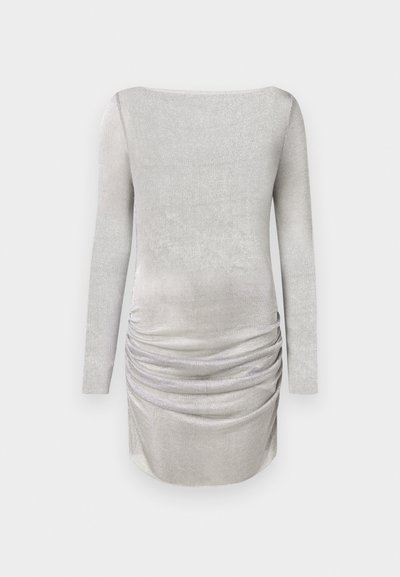 Vestido de mangas compridas em cinza claro, com um tecido suave e texturizado, apresentando um design franzido na parte da frente para um detalhe adicional.