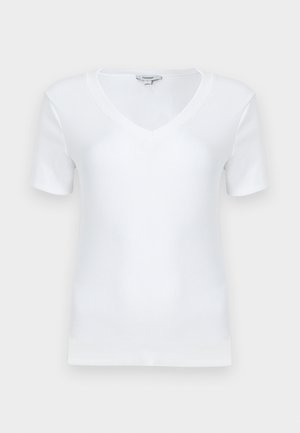 Top blanco de manga corta acanalado con cuello en V y forma ajustada, mostrado plano sobre un fondo claro.