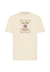Lys beige bomulls t-skjorte med en sentral grafisk design med "SLOW DOWN" i fete bokstaver, omgitt av dekorative elementer og tekst.