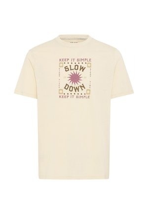 Svetlo bež bombažna majica s osrednjim grafičnim oblikovanjem z napisom "POPOZORITE NA TEMPO" v poudarjenem tisku, obkrožena z okrasnimi elementi in besedilom.