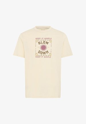 Svetlo bež bombažna majica s osrednjim grafičnim oblikovanjem z napisom "POPOZORITE NA TEMPO" v poudarjenem tisku, obkrožena z okrasnimi elementi in besedilom.