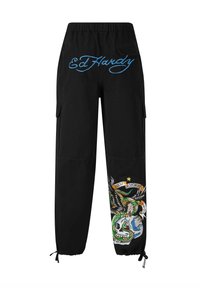 Schwarze Cargo-Hose mit elastischem Bund, die bunte, gestickte Grafiken eines Schädels und eines Adlers am linken Bein sowie den Text "Ed Hardy" auf der Rückseite aufweist.