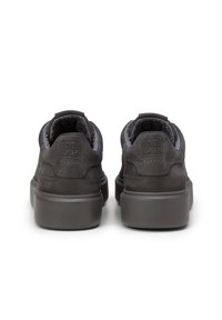 Szare zamszowe sneakersy z miękką szarą podszewką, zaokrąglonym tyłem i grubą gumową podeszwą. Niestandardowe logo na pięcie dodaje dodatkowej faktury.