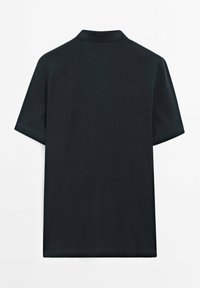 Černé polo tričko s krátkým rukávem, klasickým límcem a hladkou texturou. Jednoduchý design bez viditelných vzorů nebo akcentů na zadní straně.