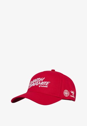 Roter Baseballcap mit dem Schriftzug "Danish Dynamite" und Hummel-Logos, die in Weiß vorne und an der Seite aufgestickt sind.