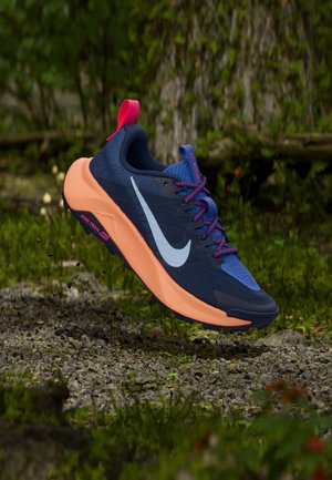 Nike ACG W NIKE REACTX WILDHORSE 10 - Trailové bežecké topánky - midnight navy/hydrogen blue/sapphire/orange pulse/hyper pink/vivid purple