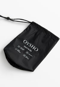 OYSHO LIGHTWEIGHT PACKABLE WATER-REPELLENT - Gewatteerde jas - black
