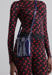 Ludovic de Saint Sernin PHONE CLEAVAGE BAG - Cross body bag - blue patent