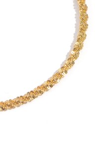 Nahaufnahme einer glänzenden goldenen Halskette mit ineinandergreifenden, abgerundeten Gliedern vor weißem Hintergrund.