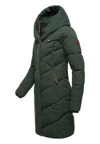 Lange groene pufferjas met een hoge kraag, diagonale quiltpatroon, bruine ritsen en een logopatch op de mouw. Heeft een getailleerde pasvorm.