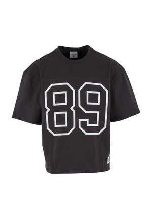 Tricou negru cu mânecă scurtă și număr mare „89” conturat alb pe față și o etichetă mică pătrată aproape de tivul de jos.