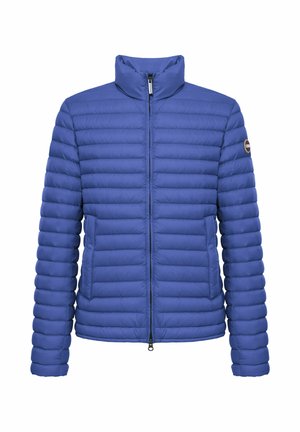 Zila pufaina jaka ar pilnu priekšējo rāvējslēdzēju, augstu apkakli, divām priekšējām kabatām un logotipa uzlīmi uz kreisā augšējā piedurknes.