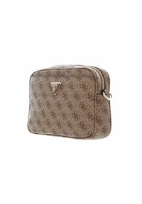 Borsa rettangolare in tessuto marrone con motivo a monogramma, accentata da un logo metallico e chiusura a zip. Superficie testurizzata con accessori in metallo color oro.