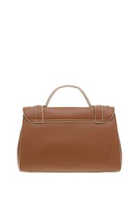 Sac à main en simili cuir marron avec un design structuré, une poignée supérieure et des accents de couture subtils. Il dispose d'une fermeture à rabat pour plus de sécurité.