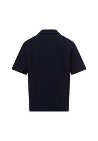 Marineblauwe polo met korte mouwen en een kraag, van achteren weergegeven op een witte achtergrond.