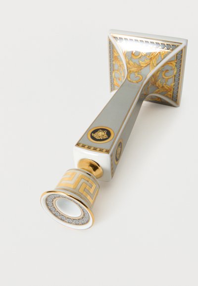 Posliininen ovenkahva, jossa on kullattu ja musta monimutkainen kreikkalainen avainkuvio ja kukkakuviot valkoisella taustalla.