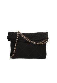 Borsa in tessuto trapuntato nero con parta superiore pieghevole, dotata di una catena dorata grossa e una consistenza morbida. Forma rettangolare compatta.