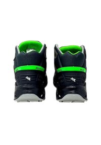 Scarpe da corsa nere con accenti verdi, tomaia in rete, tallone imbottito e suola testurizzata. Presentano l'etichetta " traspirante " sul retro.