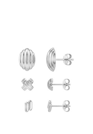 Tre par sølv ørestikker med forskellige afrundede ribbede design, vist forfra og fra siden på en hvid baggrund.