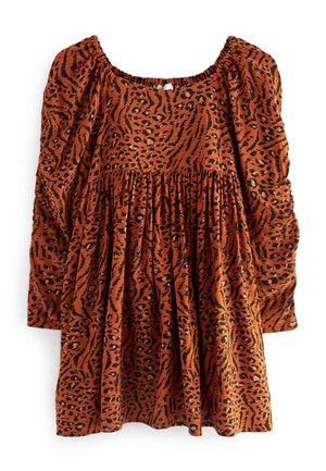 Leopardmønstret kjole i orange og sort. Har firkantet udskæring, lange pufærmer og en rynket talje med et udvidet snit.