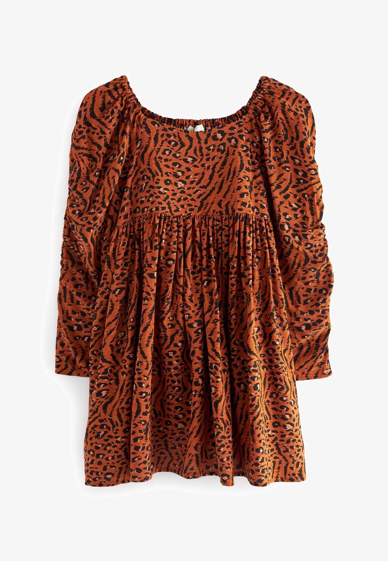 Robe imprimé léopard en orange et noir. Dispose d'un col carré, de manches longues bouffantes et d'une taille froncée avec une silhouette évasée.
