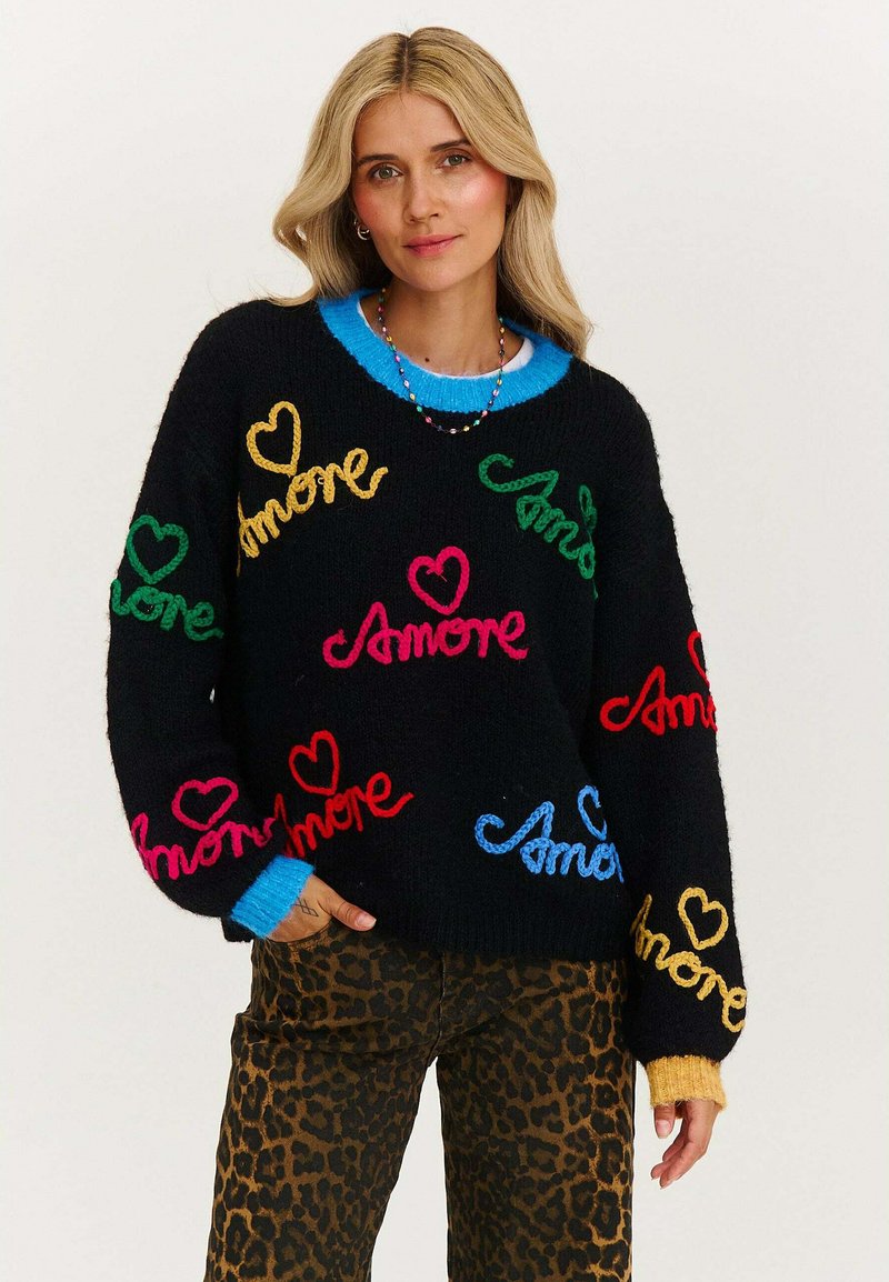 Czarny sweter robiony na drutach z kolorowym haftem "Amore" w odcieniach czerwieni, różu, zieleni, żółci i niebieskiego, z jasnoniebieskim kołnierzem oraz strukturalną tkaniną.